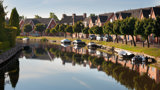 Uitzicht op huizen over water.